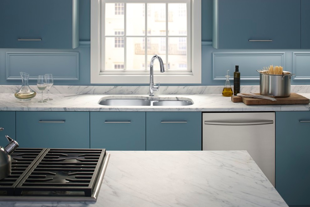 Idee per una cucina chic di medie dimensioni con lavello a doppia vasca, ante blu, top in marmo, paraspruzzi blu e elettrodomestici in acciaio inossidabile