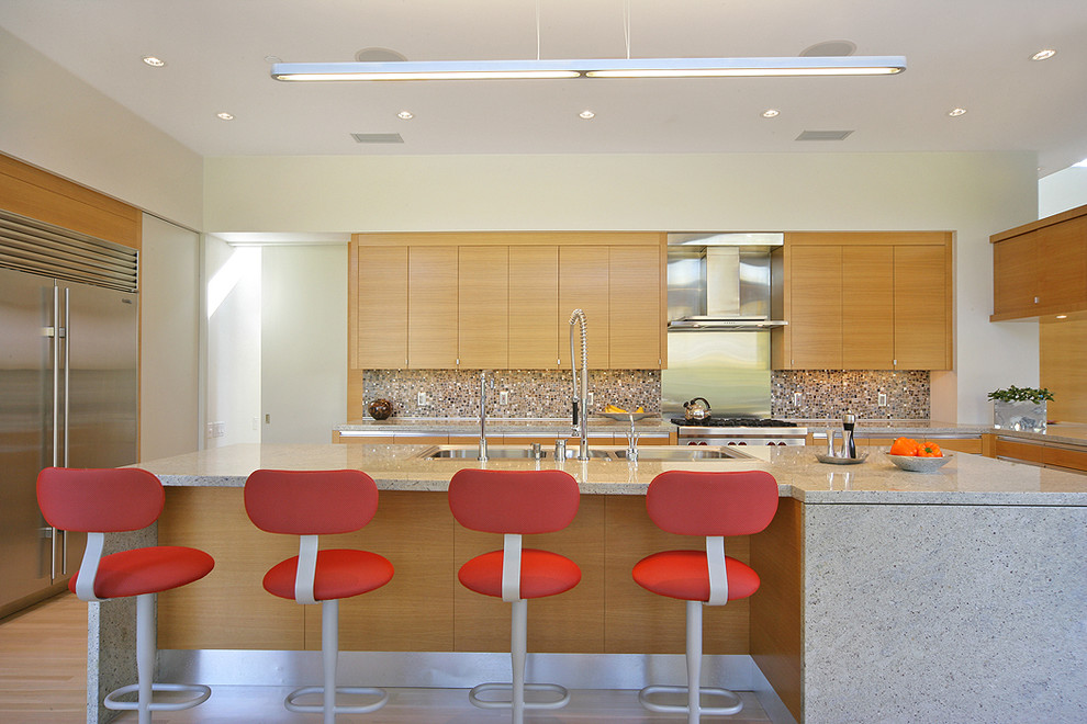 Пример оригинального дизайна: кухня в современном стиле с фартуком из плитки мозаики, техникой из нержавеющей стали, разноцветным фартуком, плоскими фасадами, фасадами цвета дерева среднего тона и тройной мойкой