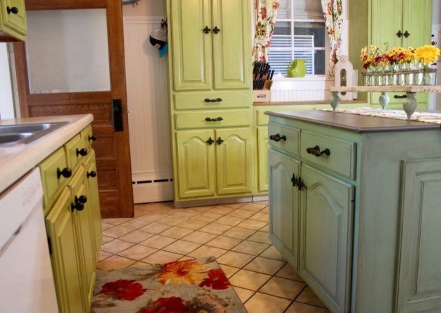 Design ideas for a vintage kitchen in Tampa.