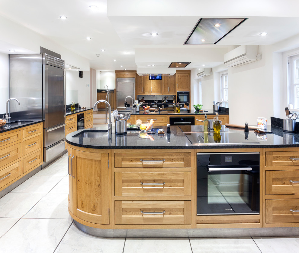 Geräumige Moderne Küche mit Küchengeräten aus Edelstahl und zwei Kücheninseln in Wiltshire