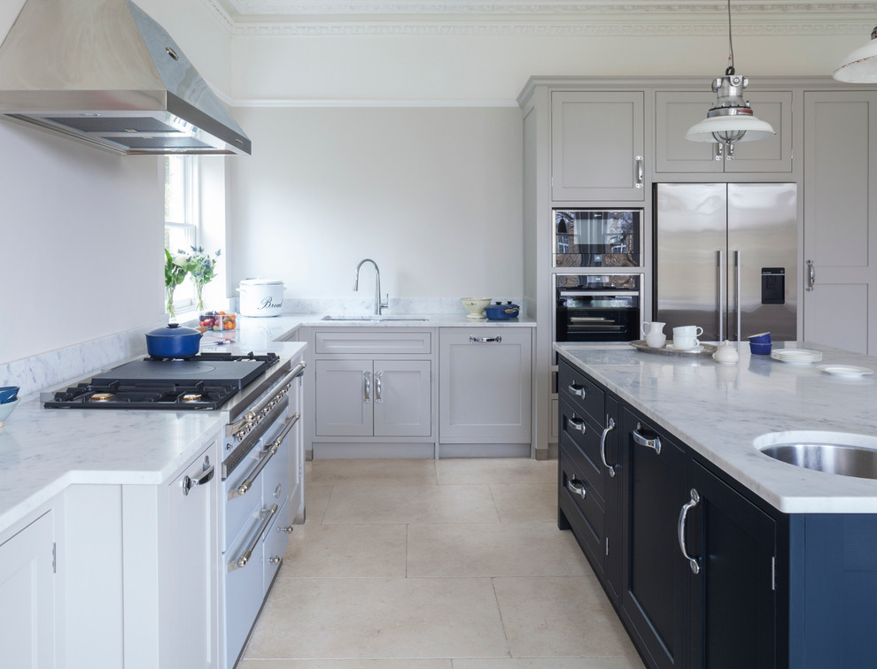 Foto de cocinas en L clásica grande abierta con encimera de mármol, electrodomésticos de acero inoxidable y una isla