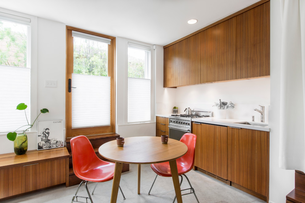 Moderne Küche ohne Insel mit Unterbauwaschbecken, flächenbündigen Schrankfronten, hellbraunen Holzschränken, Küchenrückwand in Weiß und Küchengeräten aus Edelstahl in San Francisco