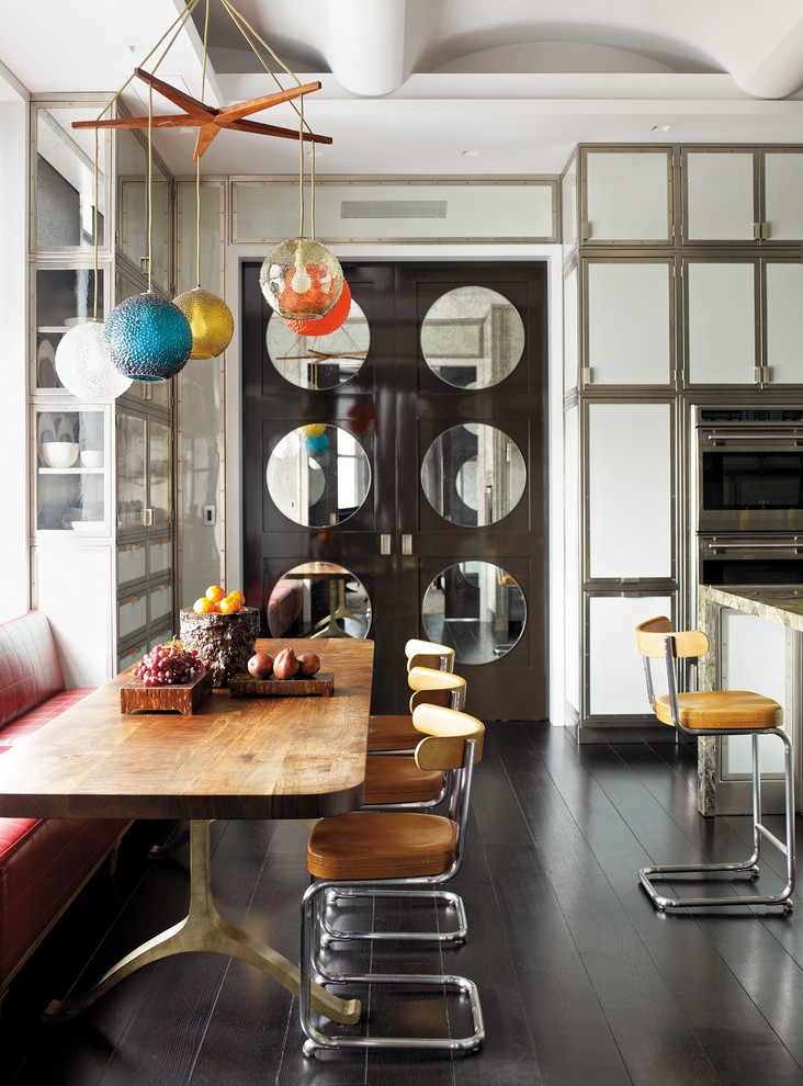 Cette photo montre une cuisine américaine tendance avec un placard à porte plane, des portes de placard blanches et un électroménager en acier inoxydable.
