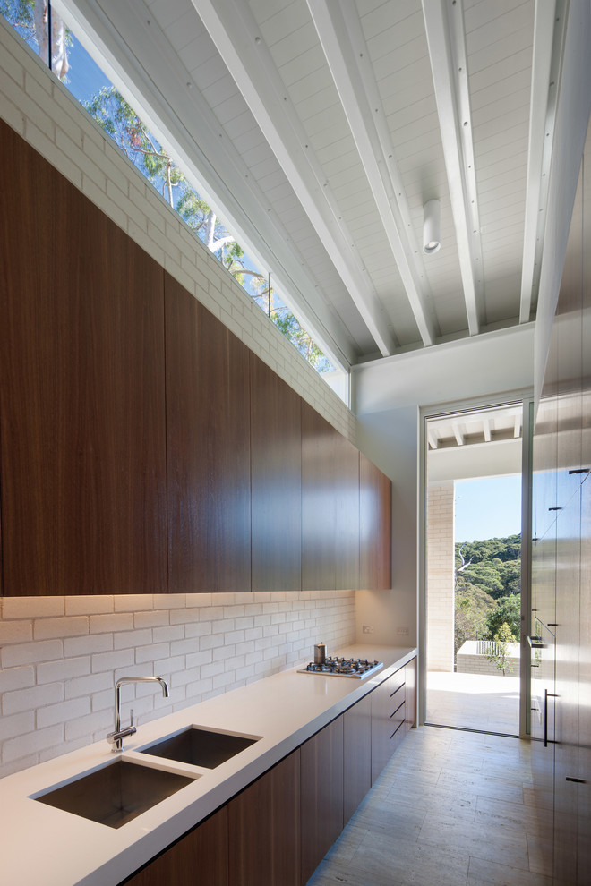 Immagine di una cucina lineare minimalista chiusa con paraspruzzi bianco