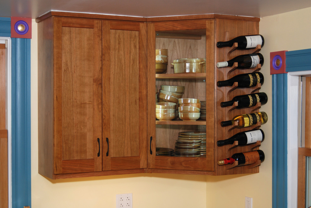 Idée de décoration pour une grande cuisine tradition en U et bois clair fermée avec un placard à porte shaker.