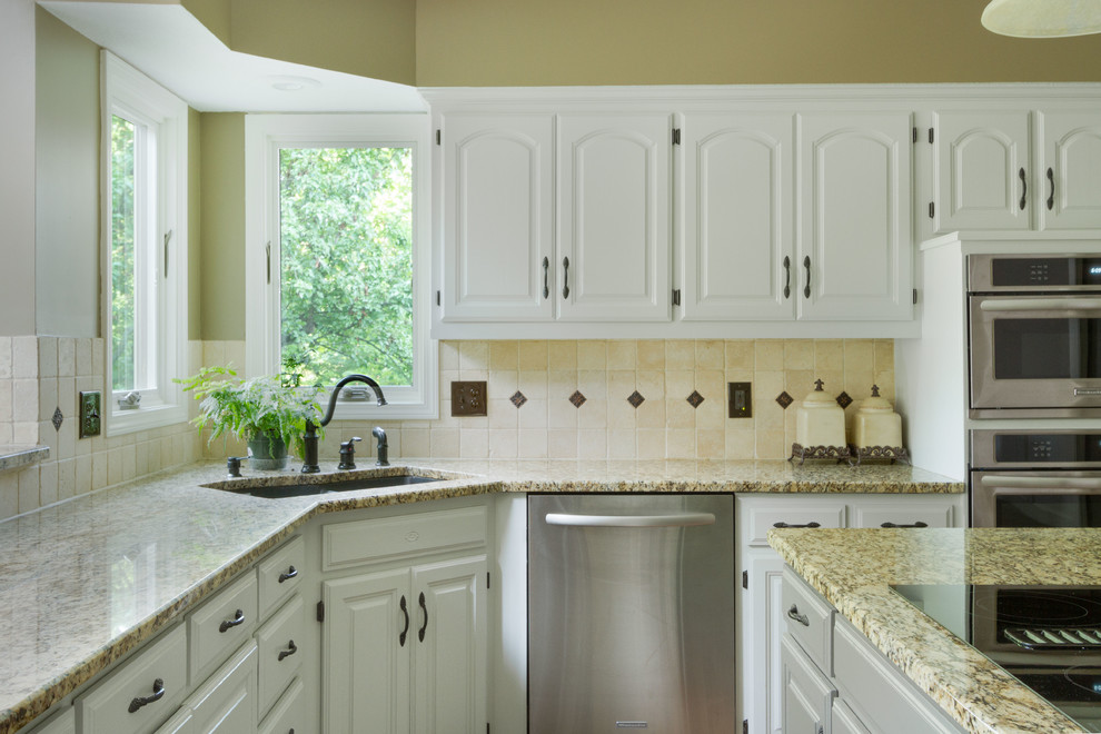 Exempel på ett stort klassiskt kök, med en undermonterad diskho, luckor med upphöjd panel, vita skåp, laminatbänkskiva, beige stänkskydd, stänkskydd i keramik, rostfria vitvaror, mellanmörkt trägolv och en köksö