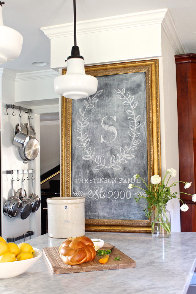 Diseño de cocina comedor tradicional con fregadero sobremueble, armarios abiertos, puertas de armario blancas, encimera de mármol, salpicadero blanco y electrodomésticos de acero inoxidable