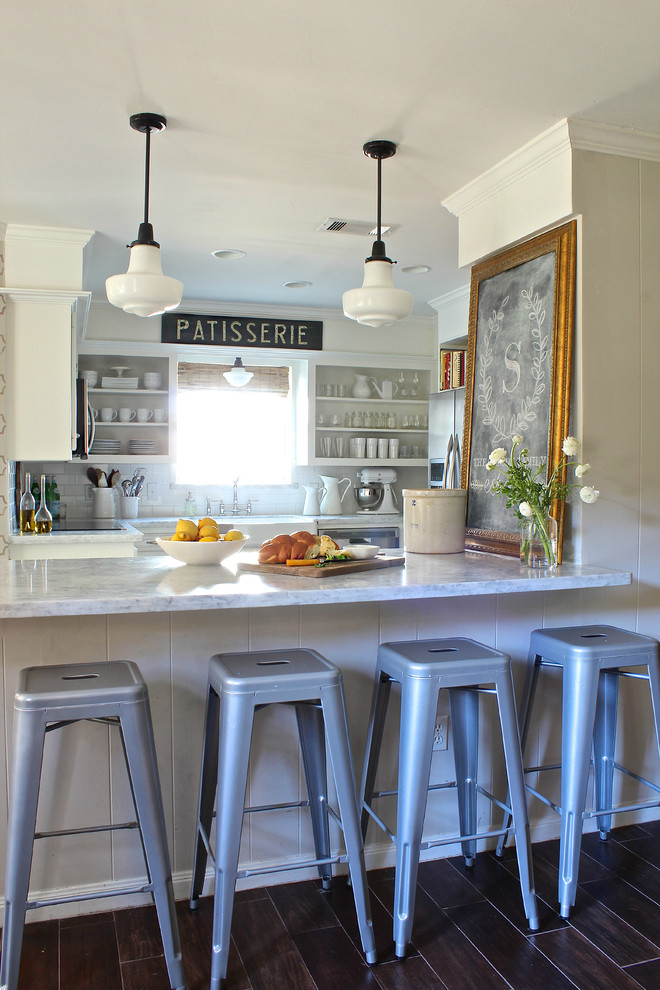 Exempel på ett klassiskt kök och matrum, med en rustik diskho, öppna hyllor, vita skåp, marmorbänkskiva, vitt stänkskydd och rostfria vitvaror