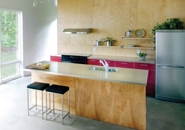Inspiration för mellanstora moderna linjära grått kök med öppen planlösning, med röda skåp, bänkskiva i rostfritt stål, brunt stänkskydd, stänkskydd i trä, svarta vitvaror, betonggolv, en köksö och grått golv