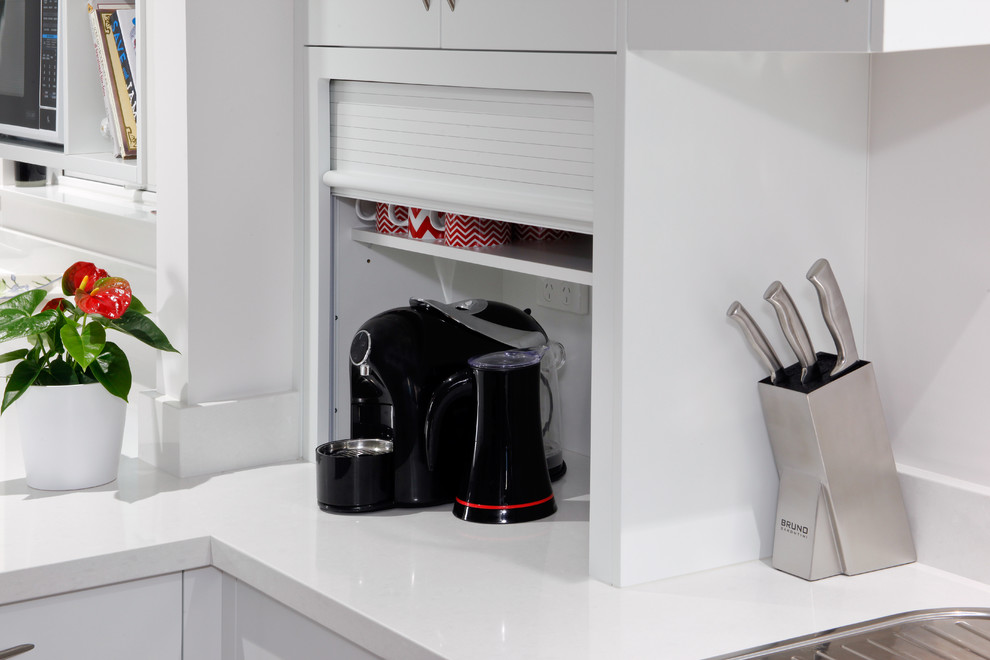 Foto de cocina minimalista con armarios con paneles lisos, puertas de armario blancas, encimera de cuarzo compacto y encimeras blancas