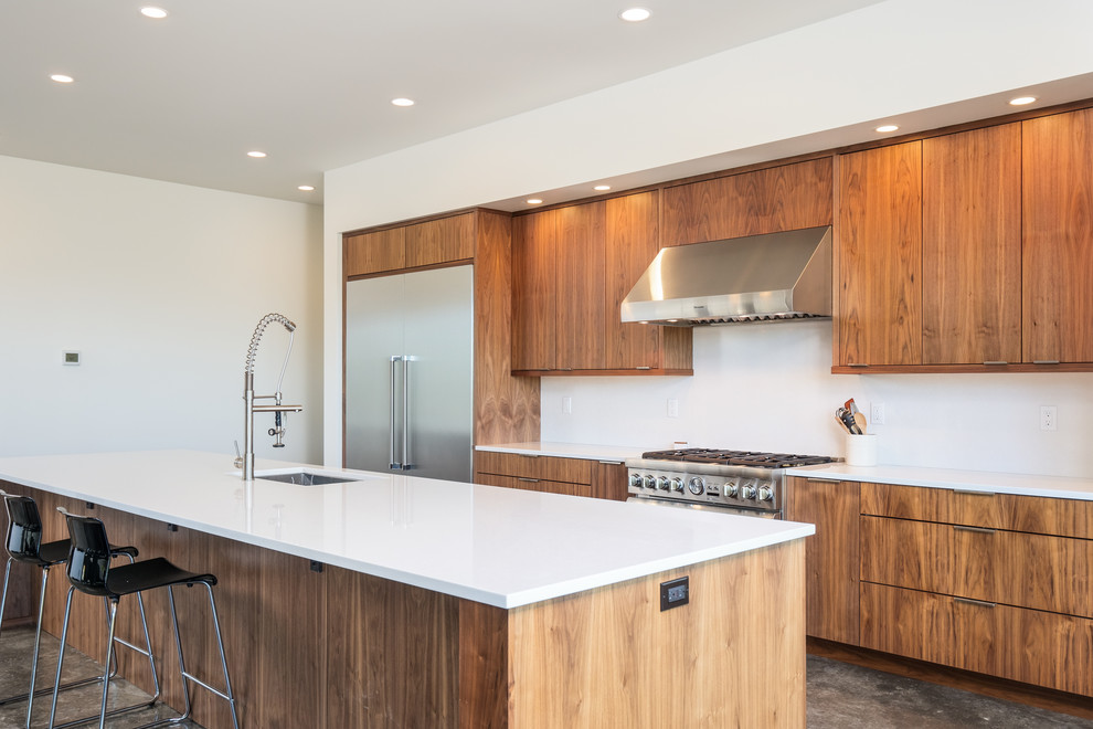 Источник вдохновения для домашнего уюта: кухня в современном стиле с плоскими фасадами, фасадами цвета дерева среднего тона и бетонным полом