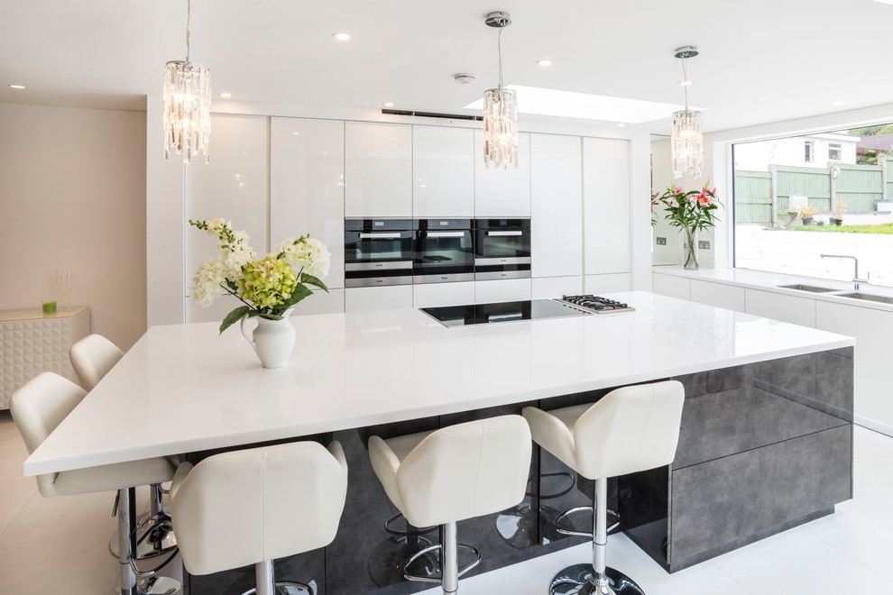 Esempio di una grande cucina design con ante lisce, elettrodomestici in acciaio inossidabile e pavimento bianco