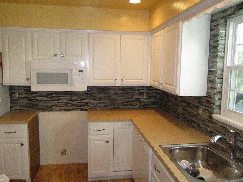 Kitchen - traditional kitchen idea in Detroit