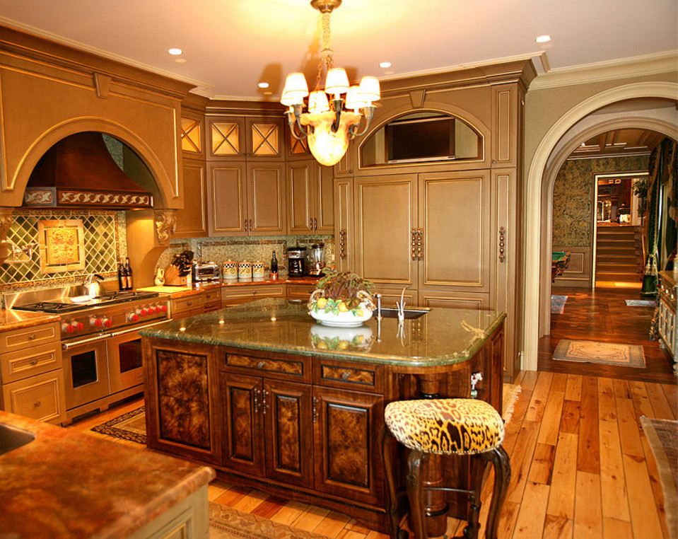 Idéer för att renovera ett stort medelhavsstil kök, med en undermonterad diskho, luckor med upphöjd panel, skåp i mörkt trä, grönt stänkskydd, stänkskydd i keramik, rostfria vitvaror, ljust trägolv, en köksö, granitbänkskiva och brunt golv