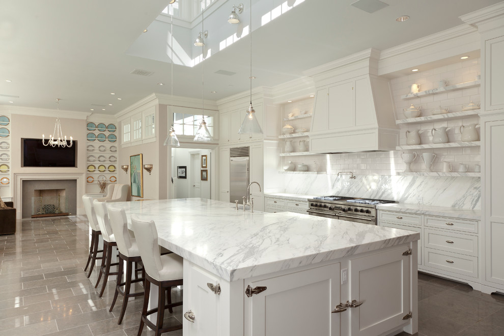 Foto de cocina clásica con fregadero sobremueble, armarios estilo shaker, puertas de armario blancas, salpicadero blanco, electrodomésticos de acero inoxidable y suelo gris