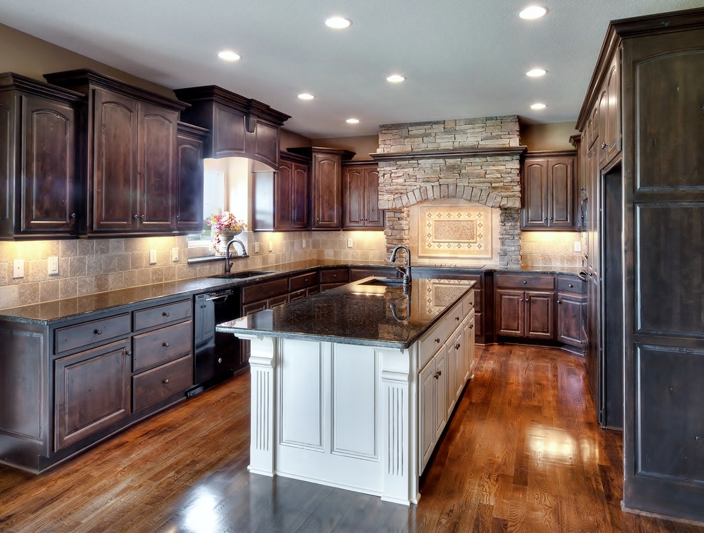 Stone Canyon subdivision in Blue Springs, MO Traditional Kitchen