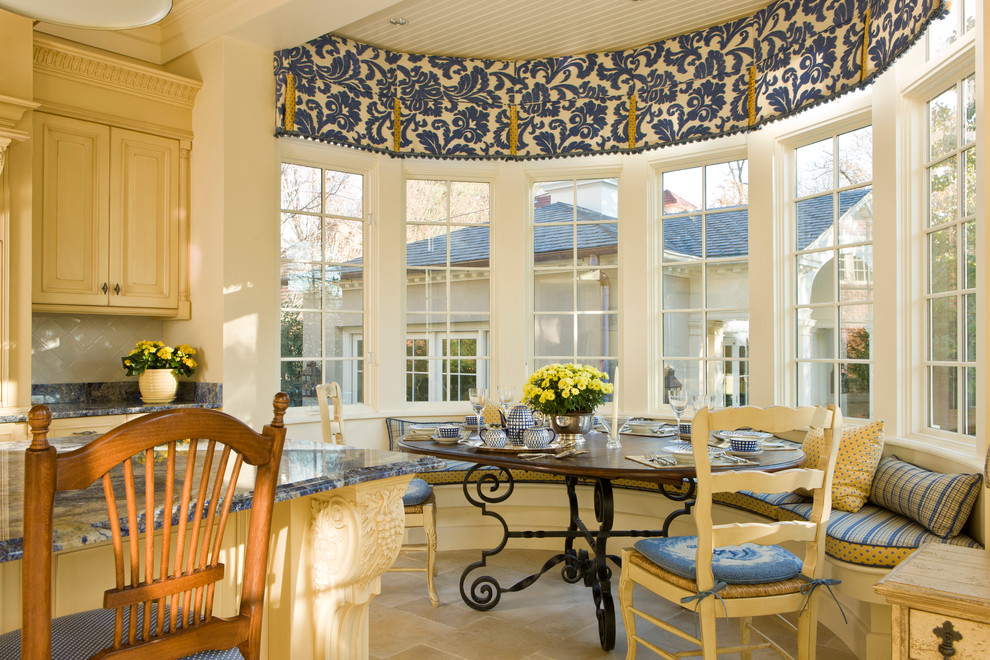 На фото: кухня в классическом стиле с обеденным столом, фасадами с выступающей филенкой и эркером с