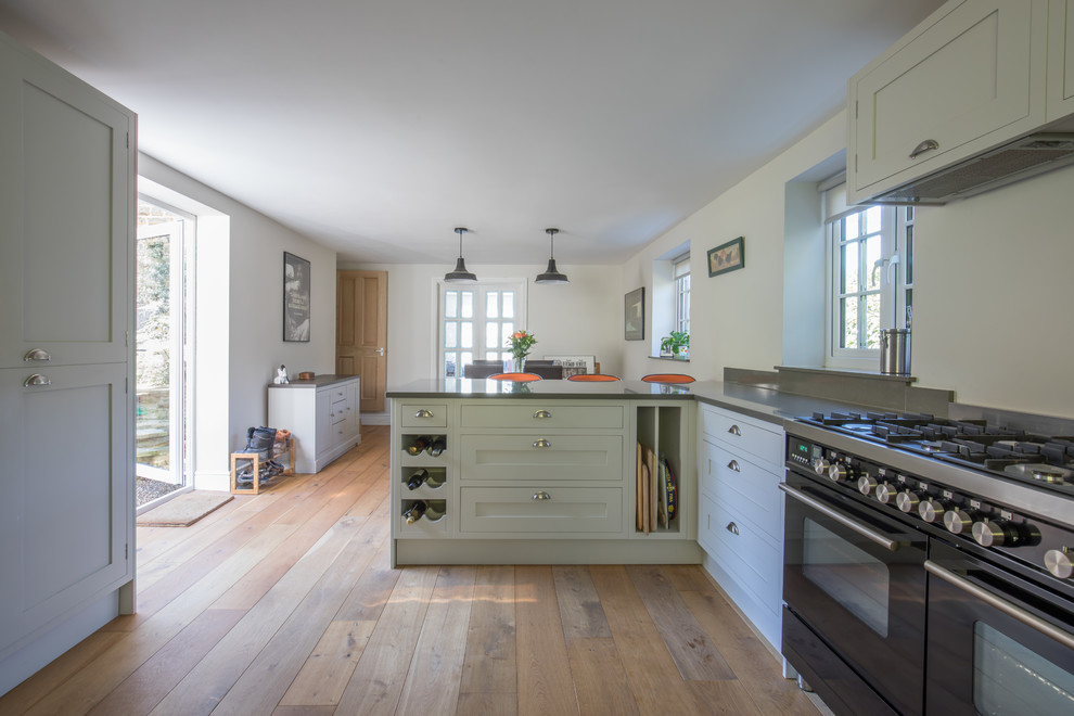 Источник вдохновения для домашнего уюта: кухня среднего размера в классическом стиле