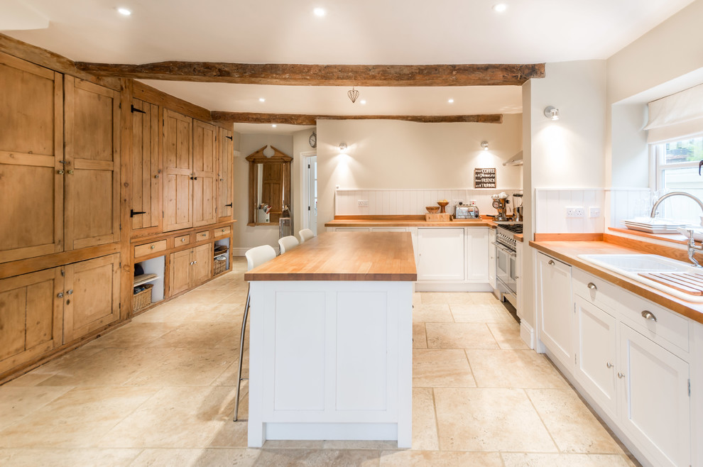 Imagen de cocina de estilo de casa de campo con una isla, encimera de madera y barras de cocina