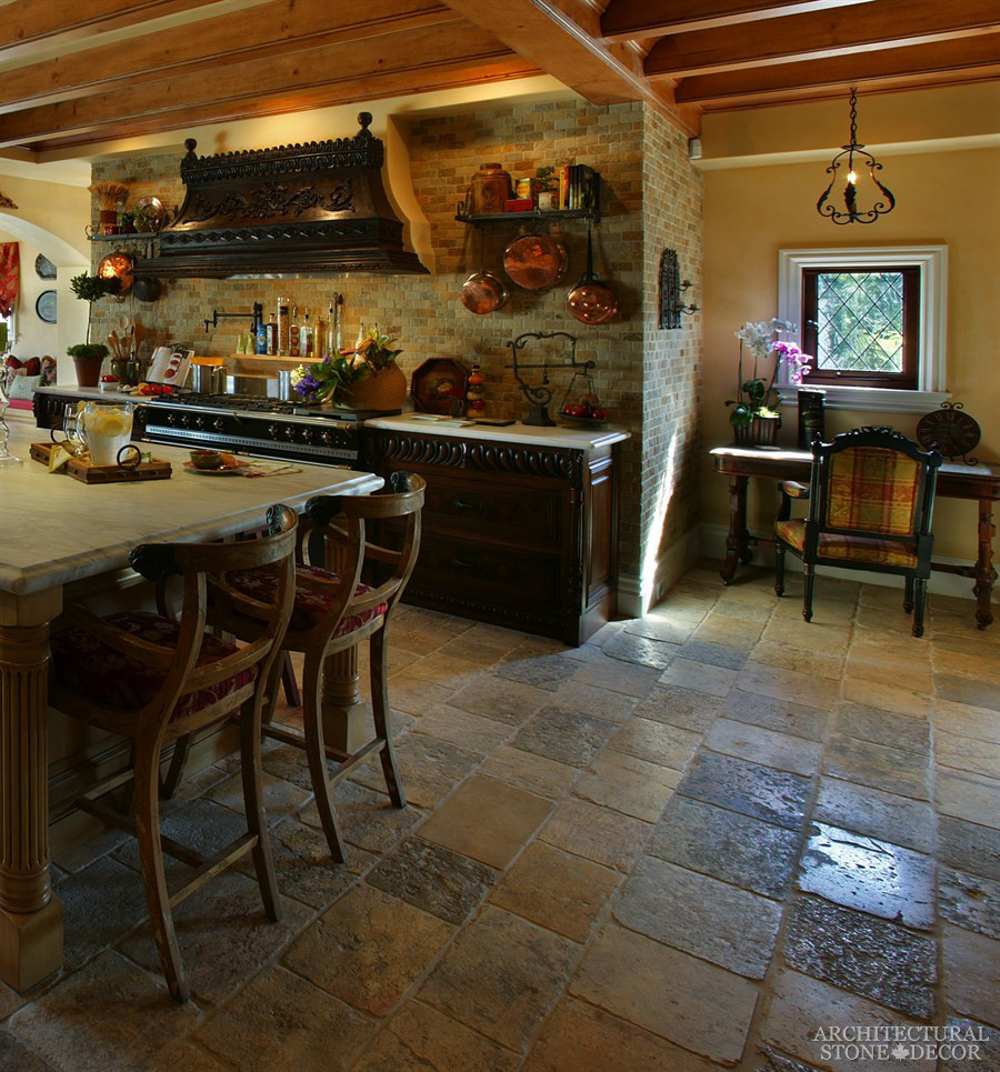 Foto på ett stort medelhavsstil kök och matrum, med bänkskiva i kalksten, flerfärgad stänkskydd, stänkskydd i kalk och kalkstensgolv