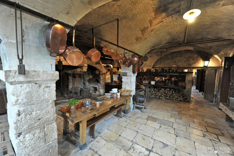 Foto de cocina mediterránea extra grande abierta con encimera de piedra caliza y suelo de piedra caliza