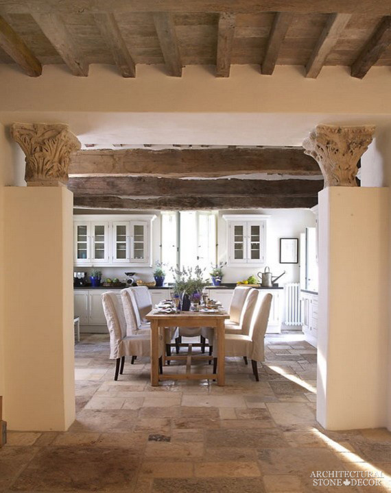Immagine di una sala da pranzo aperta verso la cucina mediterranea di medie dimensioni con pavimento in pietra calcarea