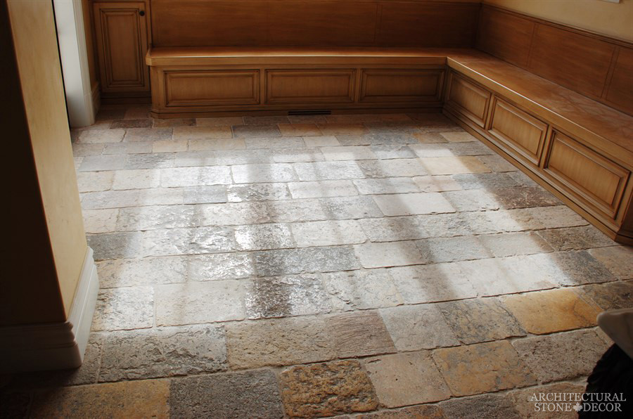 Immagine di un'ampia cucina abitabile mediterranea con top in pietra calcarea e pavimento in pietra calcarea