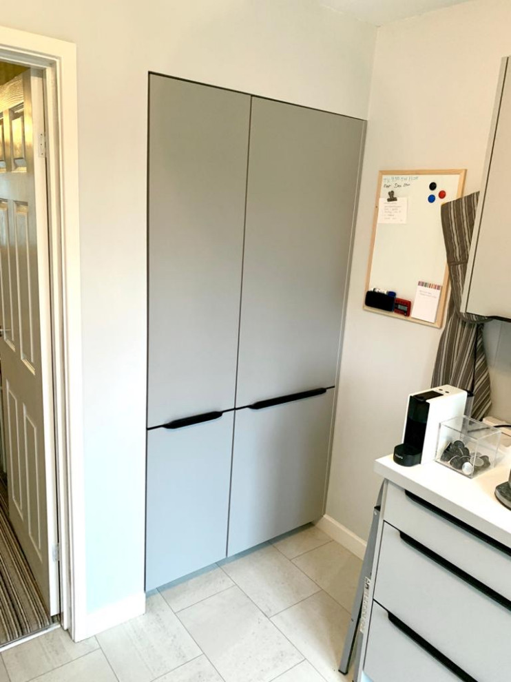 Stone Grey Touch range with Black Bar handles and glass splashbacks