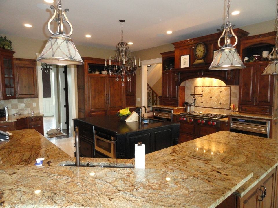 Foto på ett stort vintage kök och matrum, med en dubbel diskho, luckor med upphöjd panel, skåp i mörkt trä, beige stänkskydd, en köksö, rostfria vitvaror och klinkergolv i keramik