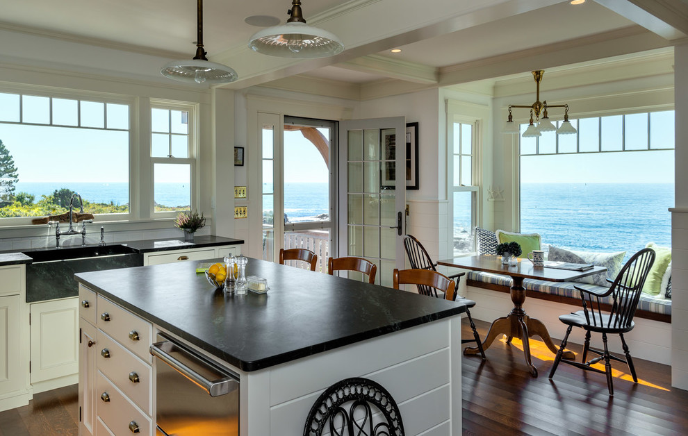 Свежая идея для дизайна: кухня в морском стиле - отличное фото интерьера