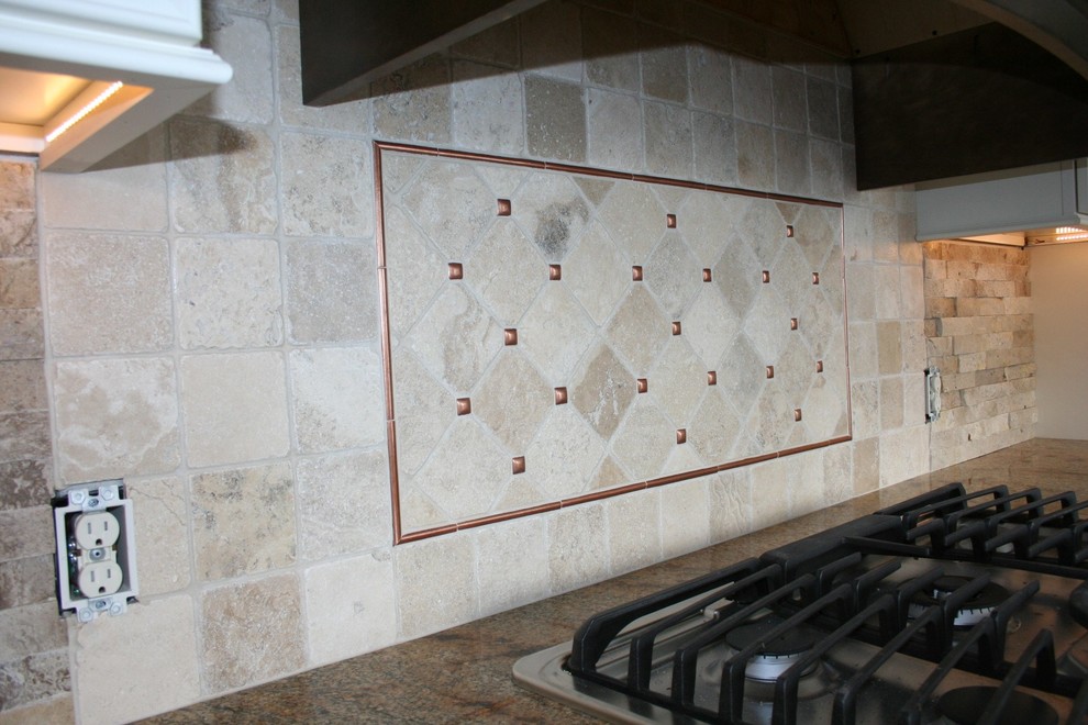 Foto di una cucina parallela design di medie dimensioni e chiusa con lavello stile country, ante con riquadro incassato, ante bianche, top in granito, paraspruzzi beige, paraspruzzi con piastrelle in pietra, elettrodomestici in acciaio inossidabile, parquet chiaro e nessuna isola