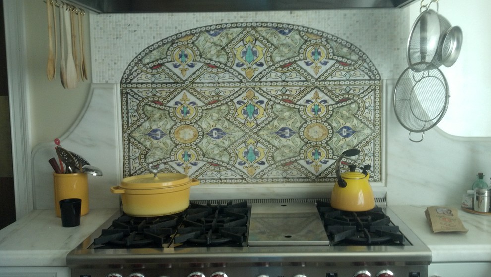ニューヨークにある高級なエクレクティックスタイルのおしゃれなキッチン (石スラブのキッチンパネル、大理石カウンター) の写真
