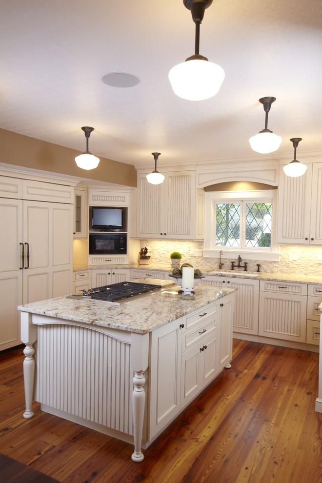 Пример оригинального дизайна: кухня в классическом стиле с врезной мойкой и гранитной столешницей