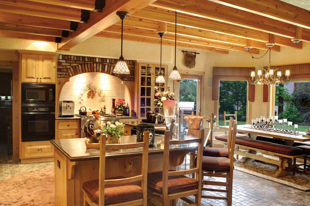 Immagine di una cucina bohémian di medie dimensioni con ante con bugna sagomata, ante in legno chiaro, top in granito, paraspruzzi con piastrelle in ceramica e pavimento in mattoni
