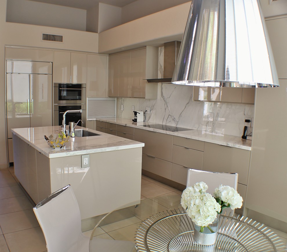 Foto di una cucina moderna di medie dimensioni con lavello a vasca singola, ante lisce, ante beige, top in marmo, paraspruzzi bianco, paraspruzzi in lastra di pietra e elettrodomestici da incasso