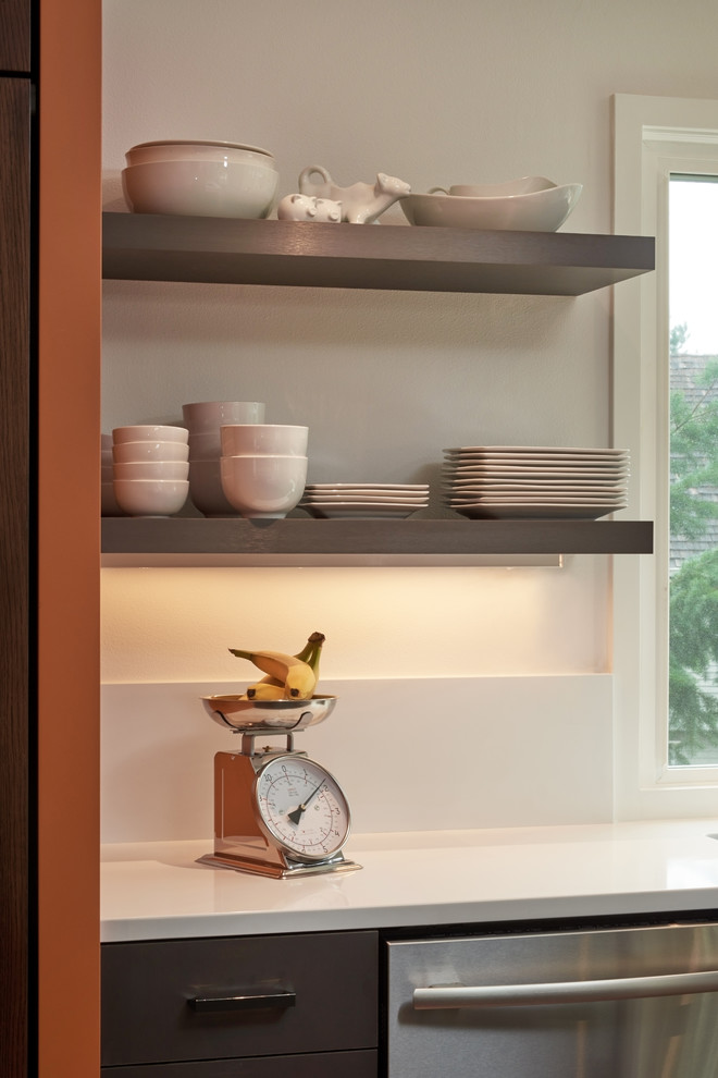 Esempio di una cucina minimalista di medie dimensioni con ante lisce, top in quarzo composito, paraspruzzi bianco, paraspruzzi in lastra di pietra, ante grigie e elettrodomestici in acciaio inossidabile