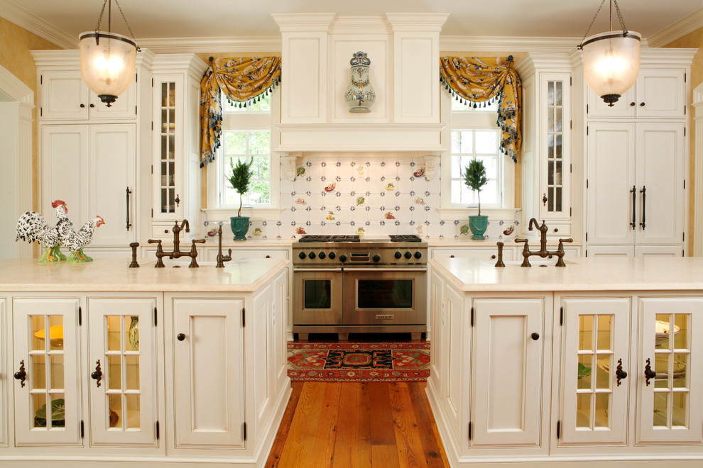 リッチモンドにあるトラディショナルスタイルのおしゃれなキッチン (インセット扉のキャビネット、白いキャビネット、ベージュキッチンパネル、パネルと同色の調理設備) の写真