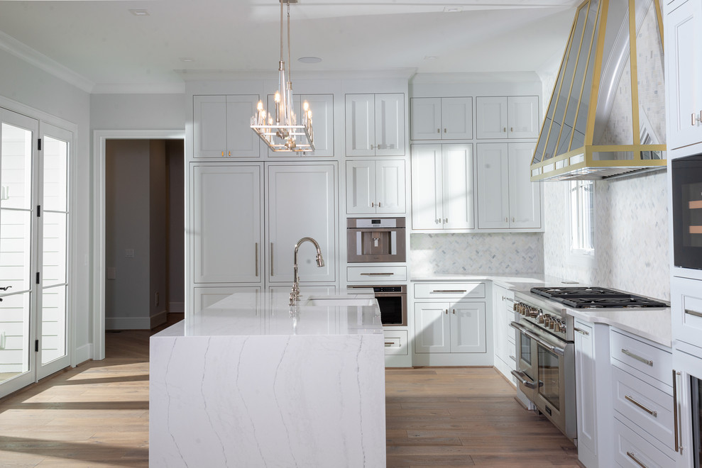 Foto på ett stort funkis vit kök och matrum, med en undermonterad diskho, bänkskiva i kvarts och en köksö