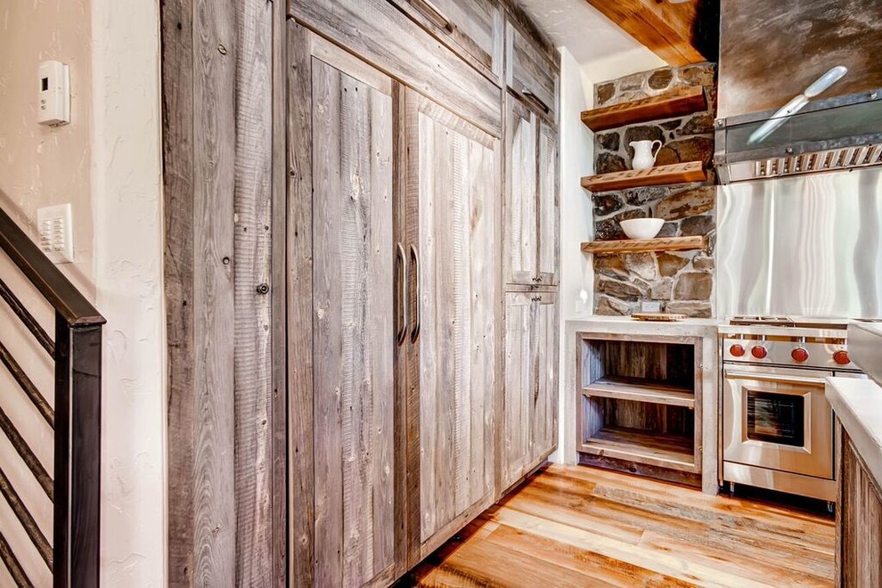 Idéer för att renovera ett rustikt kök, med öppna hyllor, rostfria vitvaror och en köksö