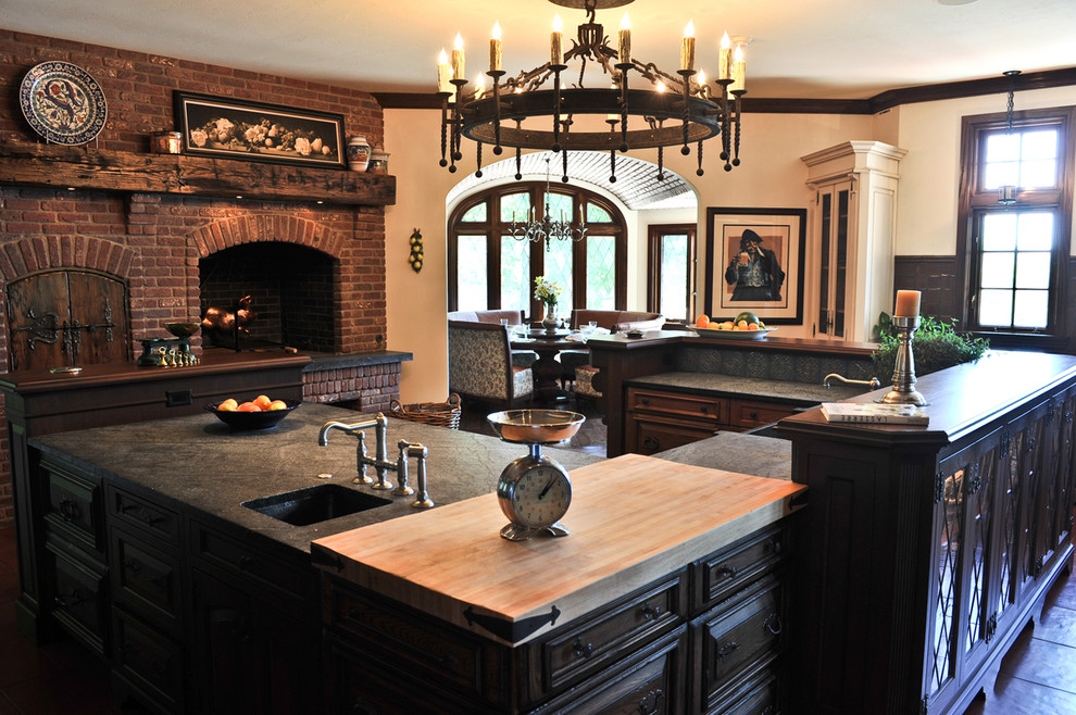 Foto de cocina clásica con puertas de armario de madera en tonos medios y chimenea