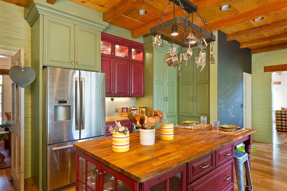 На фото: кухня в классическом стиле с зелеными фасадами