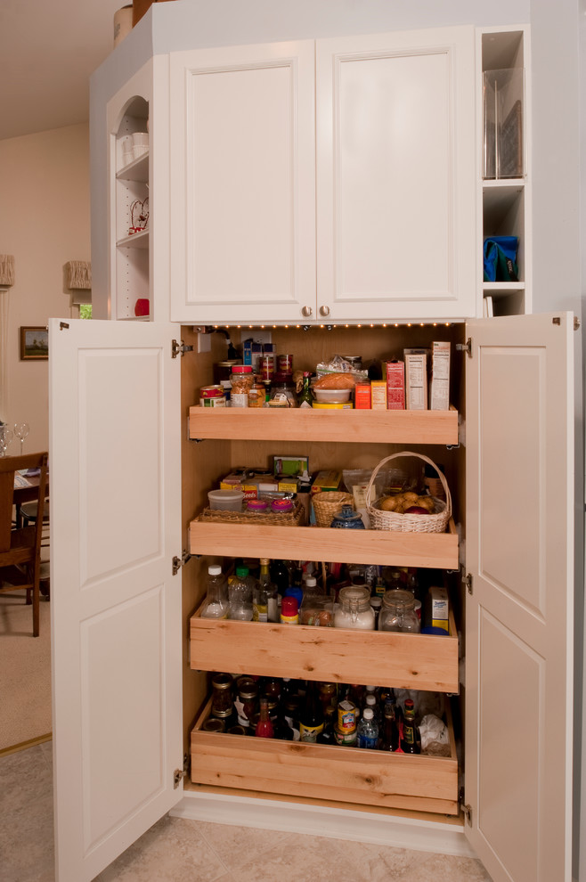 Modelo de cocina comedor tradicional con fregadero bajoencimera, armarios con paneles empotrados, puertas de armario blancas, encimera de cuarzo compacto y electrodomésticos blancos