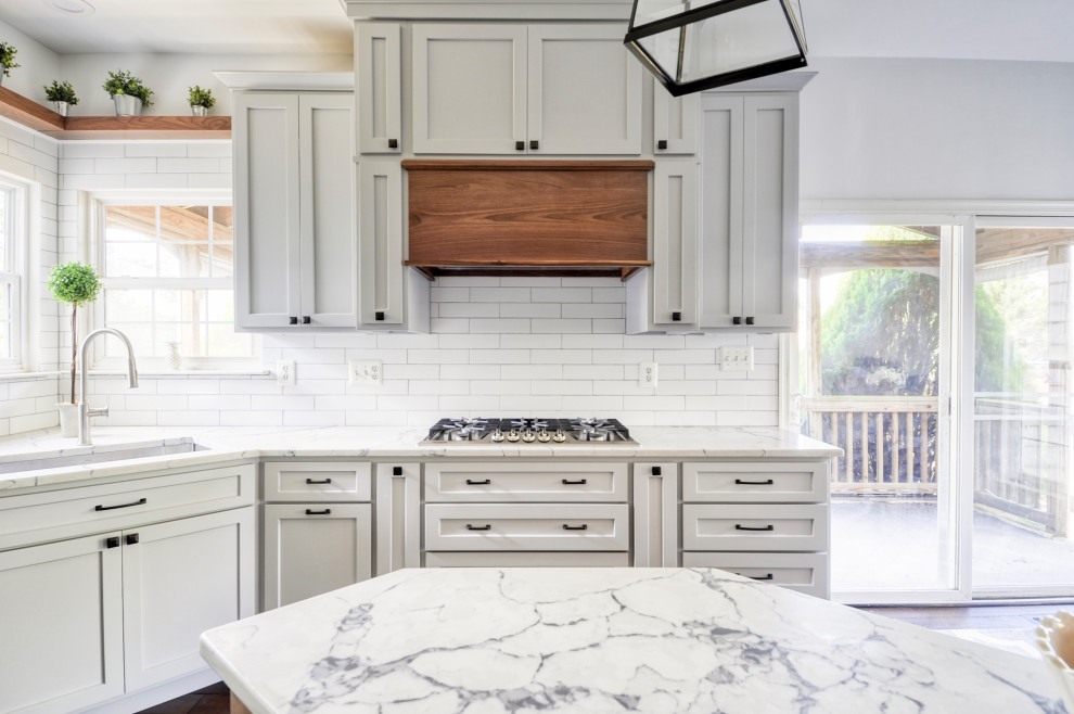 Mid-sized country u-shaped dark wood floor and brown floor eat-in kitchen photo in DC Metro with an undermount sink, recessed-panel cabinets, gray cabinets, quartz countertops, white backsplash, subway tile backsplash, stainless steel appliances, an island and white countertops