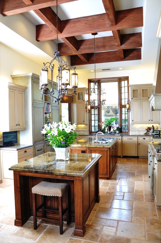 Пример оригинального дизайна: кухня в классическом стиле с фасадами с утопленной филенкой, бежевыми фасадами и барной стойкой
