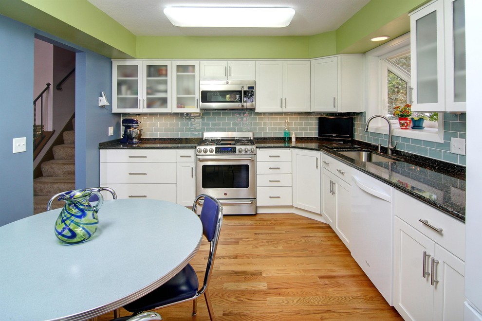 Immagine di una cucina minimal con paraspruzzi con piastrelle diamantate, elettrodomestici in acciaio inossidabile, ante in stile shaker, ante bianche e paraspruzzi blu