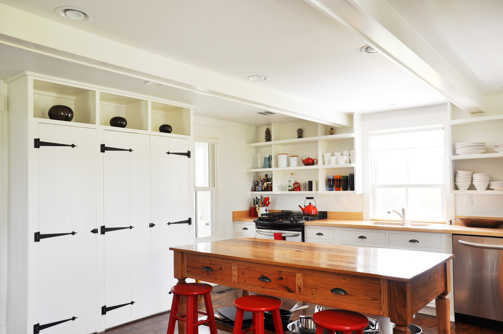 Imagen de cocina de estilo de casa de campo con electrodomésticos de acero inoxidable, armarios abiertos y puertas de armario blancas
