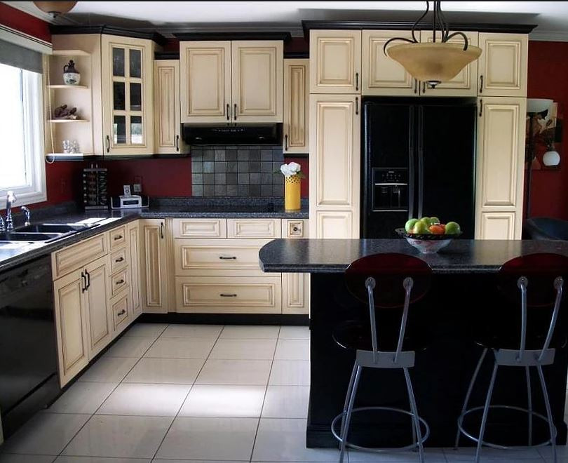 Idéer för avskilda, mellanstora funkis grått l-kök, med en dubbel diskho, luckor med upphöjd panel, skåp i slitet trä, laminatbänkskiva, stänkskydd med metallisk yta, stänkskydd i keramik, svarta vitvaror, klinkergolv i porslin, en köksö och vitt golv