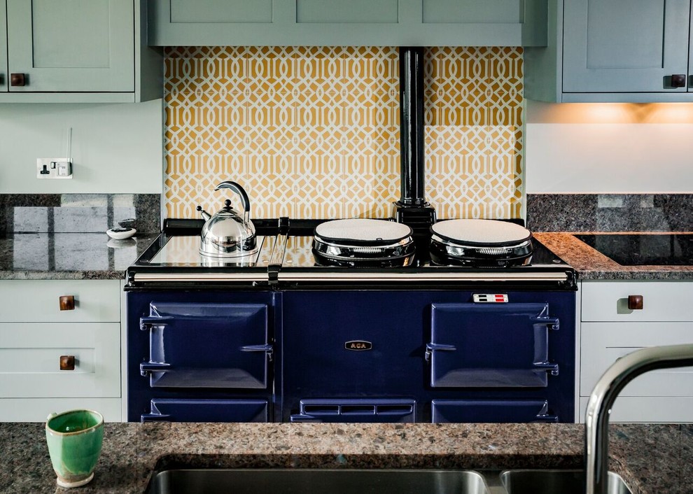 Landhaus Küche mit Schrankfronten im Shaker-Stil, grauen Schränken, Küchenrückwand in Gelb und Kücheninsel in Gloucestershire