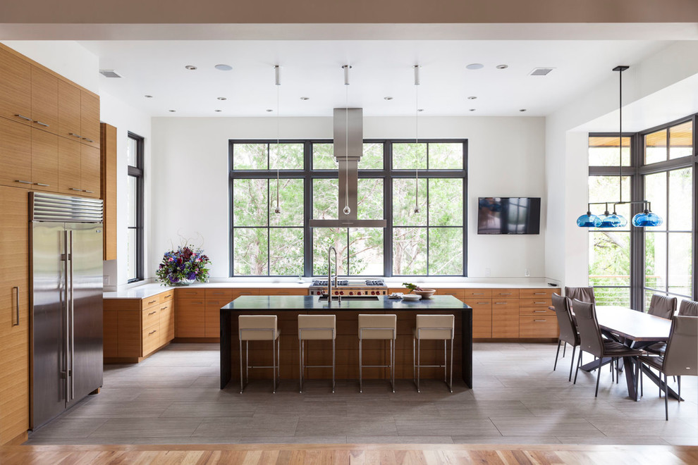 Immagine di una cucina minimal con lavello sottopiano, ante lisce, ante in legno scuro, paraspruzzi a finestra e elettrodomestici in acciaio inossidabile