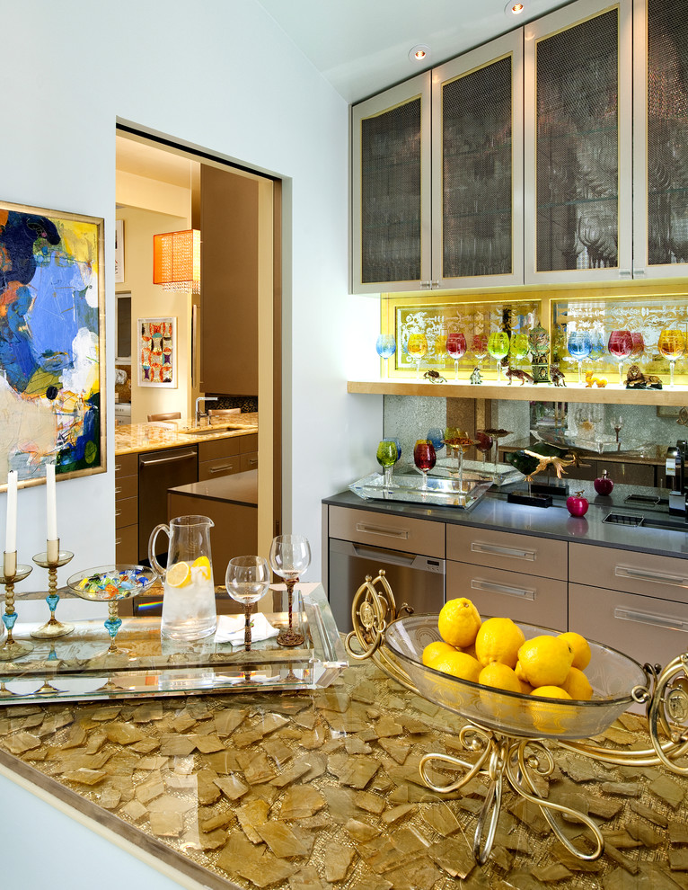 Exempel på ett mellanstort modernt kök, med en dubbel diskho, släta luckor, grå skåp, bänkskiva i koppar, gult stänkskydd, stänkskydd i mosaik, rostfria vitvaror, skiffergolv och en köksö